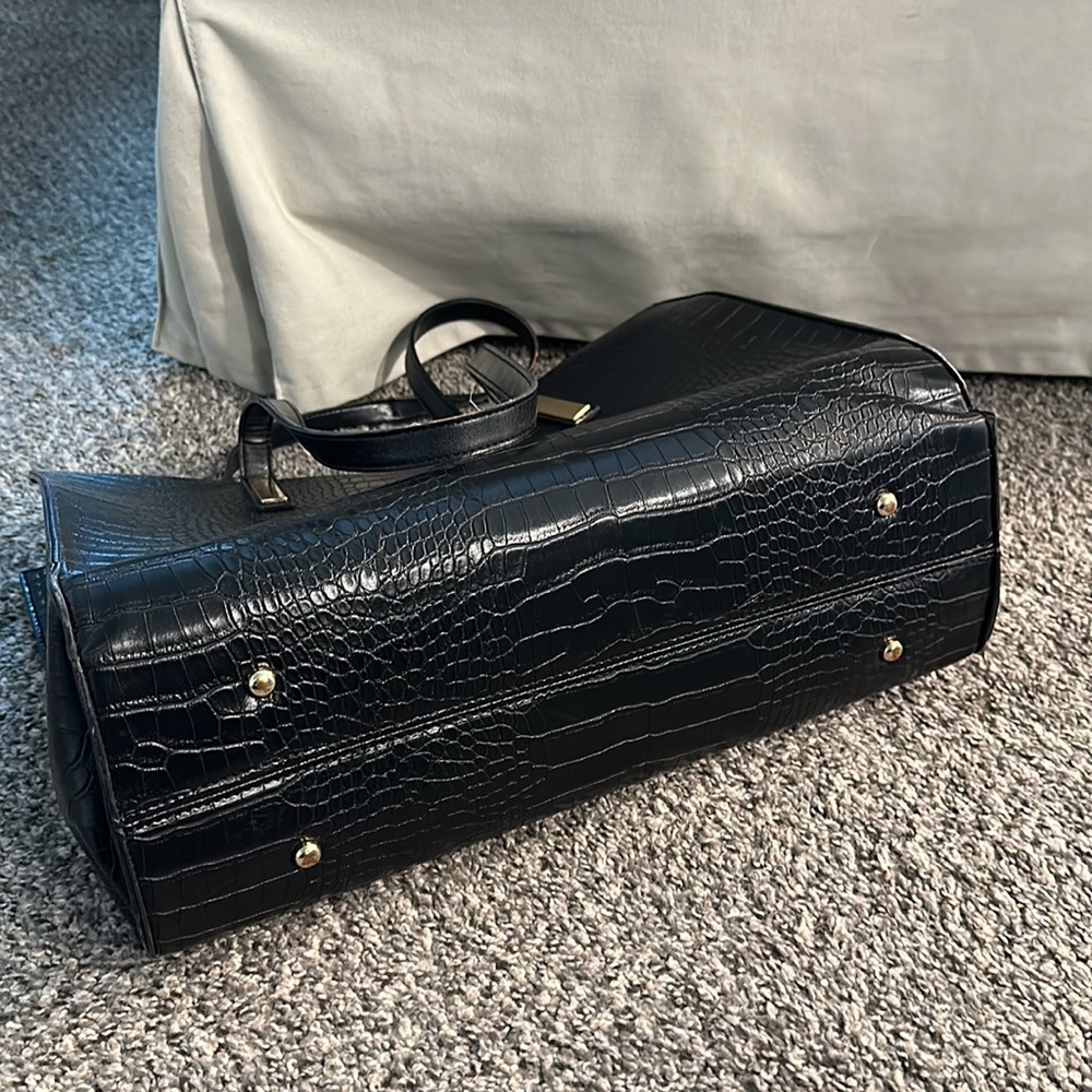 Black snakseskin tote bag with USB port - Picture 6 of 8
